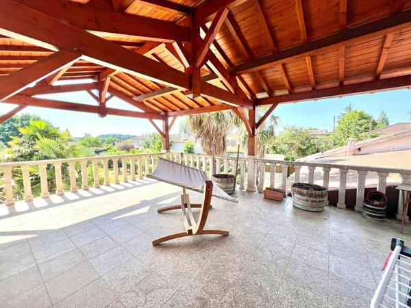 SUPERBE MAISON DE VILLE AVEC GRAND JARDIN ET TRIPLE GARAGE