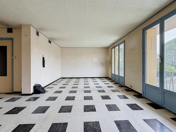 Appartement avec garage et cave secteur recherché à rénover.