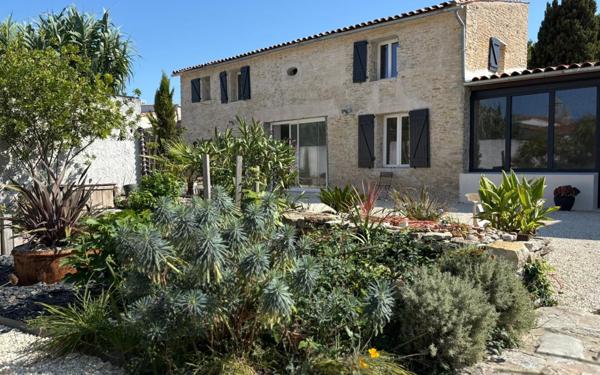 Maison à vendre    9 pièces •  Saint-Georges-d'Oléron