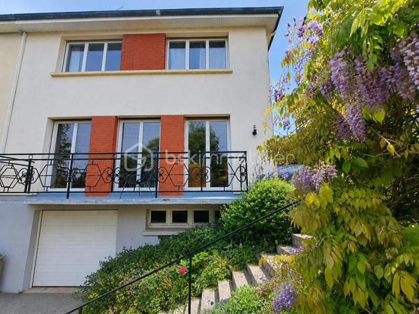 Laurent Jacquet (06.86.41.88.12) propose à la vente une maison dans un quartier calme d'Abbeville avec sous-sol complet et mitoyenne d'un côté.

Le rez-de-chaussée se compose d’un hall d’entrée desservant un séjour lumineux avec insert à bois ouvert sur une cuisine équipée, ainsi qu’un WC indépendant.

A l’étage, un palier mène à une salle de douches avec WC ainsi qu’à trois belles chambres, dont l’une permet l’accès à un grenier isolé pouvant être aménagé en quatrième chambre.

Le sous-sol comprend une buanderie carrelée, une chaufferie et un garage équipé d’une porte motorisée.

Cette maison chauffée par une chaudière au fuel en complément de son insert à bois bénéficie de menuiseries en double vitrage, d’une remise aux normes du tableau électrique ainsi que d’une allée goudronnée.

L’ensemble est édifié sur un terrain d’environ 361 m² avec abri à bois.

-