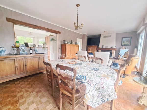 Laurent Jacquet (06.86.41.88.12) propose à la vente une maison dans un quartier calme d'Abbeville avec sous-sol complet et mitoyenne d'un côté.

Le rez-de-chaussée se compose d’un hall d’entrée desservant un séjour lumineux avec insert à bois ouvert sur une cuisine équipée, ainsi qu’un WC indépendant.

A l’étage, un palier mène à une salle de douches avec WC ainsi qu’à trois belles chambres, dont l’une permet l’accès à un grenier isolé pouvant être aménagé en quatrième chambre.

Le sous-sol comprend une buanderie carrelée, une chaufferie et un garage équipé d’une porte motorisée.

Cette maison chauffée par une chaudière au fuel en complément de son insert à bois bénéficie de menuiseries en double vitrage, d’une remise aux normes du tableau électrique ainsi que d’une allée goudronnée.

L’ensemble est édifié sur un terrain d’environ 361 m² avec abri à bois.

-