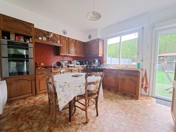Laurent Jacquet (06.86.41.88.12) propose à la vente une maison dans un quartier calme d'Abbeville avec sous-sol complet et mitoyenne d'un côté.

Le rez-de-chaussée se compose d’un hall d’entrée desservant un séjour lumineux avec insert à bois ouvert sur une cuisine équipée, ainsi qu’un WC indépendant.

A l’étage, un palier mène à une salle de douches avec WC ainsi qu’à trois belles chambres, dont l’une permet l’accès à un grenier isolé pouvant être aménagé en quatrième chambre.

Le sous-sol comprend une buanderie carrelée, une chaufferie et un garage équipé d’une porte motorisée.

Cette maison chauffée par une chaudière au fuel en complément de son insert à bois bénéficie de menuiseries en double vitrage, d’une remise aux normes du tableau électrique ainsi que d’une allée goudronnée.

L’ensemble est édifié sur un terrain d’environ 361 m² avec abri à bois.

-
