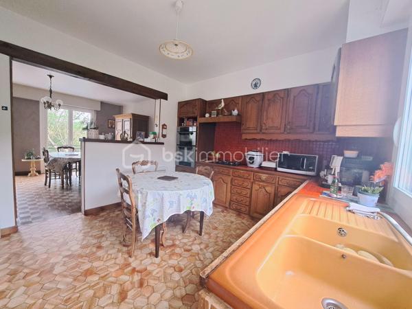 Laurent Jacquet (06.86.41.88.12) propose à la vente une maison dans un quartier calme d'Abbeville avec sous-sol complet et mitoyenne d'un côté.

Le rez-de-chaussée se compose d’un hall d’entrée desservant un séjour lumineux avec insert à bois ouvert sur une cuisine équipée, ainsi qu’un WC indépendant.

A l’étage, un palier mène à une salle de douches avec WC ainsi qu’à trois belles chambres, dont l’une permet l’accès à un grenier isolé pouvant être aménagé en quatrième chambre.

Le sous-sol comprend une buanderie carrelée, une chaufferie et un garage équipé d’une porte motorisée.

Cette maison chauffée par une chaudière au fuel en complément de son insert à bois bénéficie de menuiseries en double vitrage, d’une remise aux normes du tableau électrique ainsi que d’une allée goudronnée.

L’ensemble est édifié sur un terrain d’environ 361 m² avec abri à bois.

-
