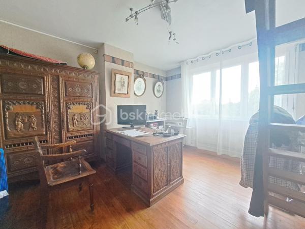Laurent Jacquet (06.86.41.88.12) propose à la vente une maison dans un quartier calme d'Abbeville avec sous-sol complet et mitoyenne d'un côté.

Le rez-de-chaussée se compose d’un hall d’entrée desservant un séjour lumineux avec insert à bois ouvert sur une cuisine équipée, ainsi qu’un WC indépendant.

A l’étage, un palier mène à une salle de douches avec WC ainsi qu’à trois belles chambres, dont l’une permet l’accès à un grenier isolé pouvant être aménagé en quatrième chambre.

Le sous-sol comprend une buanderie carrelée, une chaufferie et un garage équipé d’une porte motorisée.

Cette maison chauffée par une chaudière au fuel en complément de son insert à bois bénéficie de menuiseries en double vitrage, d’une remise aux normes du tableau électrique ainsi que d’une allée goudronnée.

L’ensemble est édifié sur un terrain d’environ 361 m² avec abri à bois.

-