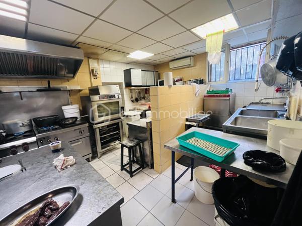 Dans la commune de HYÈRES,  cette opportunité unique de fonds de commerce est idéalement située dans une zone touristique aux abords de la mer. 
Restaurant INCONTOURNABLE dans un cadre enchanteur, ce bien n'attends que vous pour dévoiler tout son potentiel.

CLIENTELE FIDELE à 80%. Ce commerce développe également la VENTE A EMPORTER

Une enseigne de renommée locale et régionale avec 30 couverts intérieurs et une quinzaine extérieur et offre la possibilité de développer.
Une grande cuisine, beaucoup de stockage, une chambre froide....

Actuellement le restaurant est ouvert quelques jours dans la semaine et donc  propice à une belle évolution.
Possibilité d'acquérir les murs...
Les dirigeants peuvent accompagner l'acquéreur quelques mois, pour garder l'image de leur création en 2009.  

Idéal pour un couple, BEL INVESTISSEMENT FOND DE COMMERCE - GROS POTENTIEL DE DEVELOPPEMENT. Une belle afaire si vous souhaiter vous reconvertir dans la restauration. 


Pour plus d'informations et organiser une visite, contactez Isabelle BASSAC, votre mandataire de confiance à Hyères. Cette rare opportunité de transaction pourrait bien être l'impulsion dont votre projet a besoin. N'attendez plus !


Contactez pour visite : Isabelle Bassac 06 33 64 15 64  ou i.bassac@bskimmobilier.com
