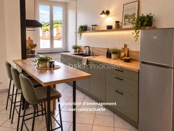 Un appartement lumineux, idéalement situé en plein centre d’Hasparren, avec la liberté de créer un intérieur qui vous ressemble.
Imaginez pouvoir choisir votre cuisine, votre salle d’eau, vos couleurs et vos finitions, sans avoir à commencer par enlever ce qui existe déjà. C’est un peu l’esprit de cet appartement.
Situé en plein cœur d’Hasparren, ce T2 de 48,53 m² permet de profiter facilement des commerces et services du centre-ville, au quotidien.

Au 2ᵉ étage d’une résidence sans ascenseur, il offre une belle pièce de vie lumineuse de 26,64 m², une chambre de 11,64 m² avec placard, ainsi qu’une salle d’eau de 6,97 m².
L’appartement a été récemment repeint et les sols sont en bon état. Les murs blancs offrent une base propre et neutre, facile à personnaliser.
La cuisine reste à installer et la salle d’eau est à aménager. Le WC est déjà en place, mais le bac à douche, le meuble vasque et les équipements sanitaires sont à prévoir.

Le prix de 135 000 € HAI tient compte de ces aménagements. Vous pourrez ainsi avancer à votre rythme et surtout choisir vous-même les équipements et les finitions, en fonction de vos goûts et de votre budget.

Côté confort, l’appartement dispose du double vitrage, d’un chauffage électrique et bénéficie d’un DPE C. Parquet dans la chambre, carrelage dans la pièce de vie et la salle d’eau.

Un droit de jouissance sur un espace de stationnement est également associé au bien. Il ne s’agit toutefois pas d’une place privative ou réservée.

Que vous soyez primo-accédant, jeune couple ou investisseur, cet appartement offre une combinaison intéressante : un emplacement central, une belle surface et la possibilité de façonner votre intérieur selon vos envies.

À noter : 2ᵉ étage sans ascenseur, pas de balcon ni de cave.
