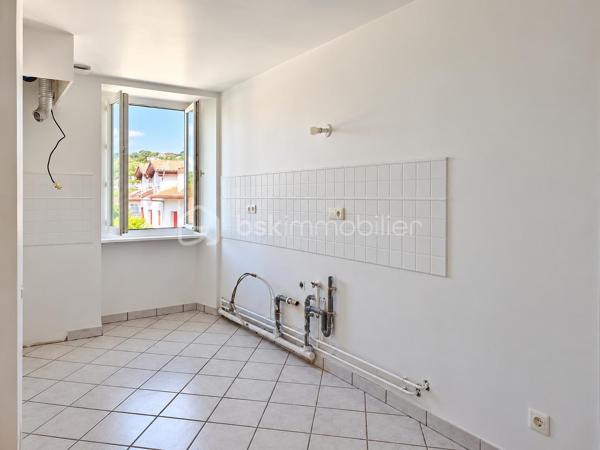 Un appartement lumineux, idéalement situé en plein centre d’Hasparren, avec la liberté de créer un intérieur qui vous ressemble.
Imaginez pouvoir choisir votre cuisine, votre salle d’eau, vos couleurs et vos finitions, sans avoir à commencer par enlever ce qui existe déjà. C’est un peu l’esprit de cet appartement.
Situé en plein cœur d’Hasparren, ce T2 de 48,53 m² permet de profiter facilement des commerces et services du centre-ville, au quotidien.

Au 2ᵉ étage d’une résidence sans ascenseur, il offre une belle pièce de vie lumineuse de 26,64 m², une chambre de 11,64 m² avec placard, ainsi qu’une salle d’eau de 6,97 m².
L’appartement a été récemment repeint et les sols sont en bon état. Les murs blancs offrent une base propre et neutre, facile à personnaliser.
La cuisine reste à installer et la salle d’eau est à aménager. Le WC est déjà en place, mais le bac à douche, le meuble vasque et les équipements sanitaires sont à prévoir.

Le prix de 135 000 € HAI tient compte de ces aménagements. Vous pourrez ainsi avancer à votre rythme et surtout choisir vous-même les équipements et les finitions, en fonction de vos goûts et de votre budget.

Côté confort, l’appartement dispose du double vitrage, d’un chauffage électrique et bénéficie d’un DPE C. Parquet dans la chambre, carrelage dans la pièce de vie et la salle d’eau.

Un droit de jouissance sur un espace de stationnement est également associé au bien. Il ne s’agit toutefois pas d’une place privative ou réservée.

Que vous soyez primo-accédant, jeune couple ou investisseur, cet appartement offre une combinaison intéressante : un emplacement central, une belle surface et la possibilité de façonner votre intérieur selon vos envies.

À noter : 2ᵉ étage sans ascenseur, pas de balcon ni de cave.