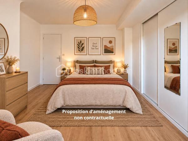 Un appartement lumineux, idéalement situé en plein centre d’Hasparren, avec la liberté de créer un intérieur qui vous ressemble.
Imaginez pouvoir choisir votre cuisine, votre salle d’eau, vos couleurs et vos finitions, sans avoir à commencer par enlever ce qui existe déjà. C’est un peu l’esprit de cet appartement.
Situé en plein cœur d’Hasparren, ce T2 de 48,53 m² permet de profiter facilement des commerces et services du centre-ville, au quotidien.

Au 2ᵉ étage d’une résidence sans ascenseur, il offre une belle pièce de vie lumineuse de 26,64 m², une chambre de 11,64 m² avec placard, ainsi qu’une salle d’eau de 6,97 m².
L’appartement a été récemment repeint et les sols sont en bon état. Les murs blancs offrent une base propre et neutre, facile à personnaliser.
La cuisine reste à installer et la salle d’eau est à aménager. Le WC est déjà en place, mais le bac à douche, le meuble vasque et les équipements sanitaires sont à prévoir.

Le prix de 135 000 € HAI tient compte de ces aménagements. Vous pourrez ainsi avancer à votre rythme et surtout choisir vous-même les équipements et les finitions, en fonction de vos goûts et de votre budget.

Côté confort, l’appartement dispose du double vitrage, d’un chauffage électrique et bénéficie d’un DPE C. Parquet dans la chambre, carrelage dans la pièce de vie et la salle d’eau.

Un droit de jouissance sur un espace de stationnement est également associé au bien. Il ne s’agit toutefois pas d’une place privative ou réservée.

Que vous soyez primo-accédant, jeune couple ou investisseur, cet appartement offre une combinaison intéressante : un emplacement central, une belle surface et la possibilité de façonner votre intérieur selon vos envies.

À noter : 2ᵉ étage sans ascenseur, pas de balcon ni de cave.