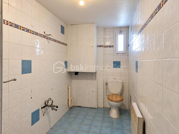 Un appartement lumineux, idéalement situé en plein centre d’Hasparren, avec la liberté de créer un intérieur qui vous ressemble.
Imaginez pouvoir choisir votre cuisine, votre salle d’eau, vos couleurs et vos finitions, sans avoir à commencer par enlever ce qui existe déjà. C’est un peu l’esprit de cet appartement.
Situé en plein cœur d’Hasparren, ce T2 de 48,53 m² permet de profiter facilement des commerces et services du centre-ville, au quotidien.

Au 2ᵉ étage d’une résidence sans ascenseur, il offre une belle pièce de vie lumineuse de 26,64 m², une chambre de 11,64 m² avec placard, ainsi qu’une salle d’eau de 6,97 m².
L’appartement a été récemment repeint et les sols sont en bon état. Les murs blancs offrent une base propre et neutre, facile à personnaliser.
La cuisine reste à installer et la salle d’eau est à aménager. Le WC est déjà en place, mais le bac à douche, le meuble vasque et les équipements sanitaires sont à prévoir.

Le prix de 135 000 € HAI tient compte de ces aménagements. Vous pourrez ainsi avancer à votre rythme et surtout choisir vous-même les équipements et les finitions, en fonction de vos goûts et de votre budget.

Côté confort, l’appartement dispose du double vitrage, d’un chauffage électrique et bénéficie d’un DPE C. Parquet dans la chambre, carrelage dans la pièce de vie et la salle d’eau.

Un droit de jouissance sur un espace de stationnement est également associé au bien. Il ne s’agit toutefois pas d’une place privative ou réservée.

Que vous soyez primo-accédant, jeune couple ou investisseur, cet appartement offre une combinaison intéressante : un emplacement central, une belle surface et la possibilité de façonner votre intérieur selon vos envies.

À noter : 2ᵉ étage sans ascenseur, pas de balcon ni de cave.