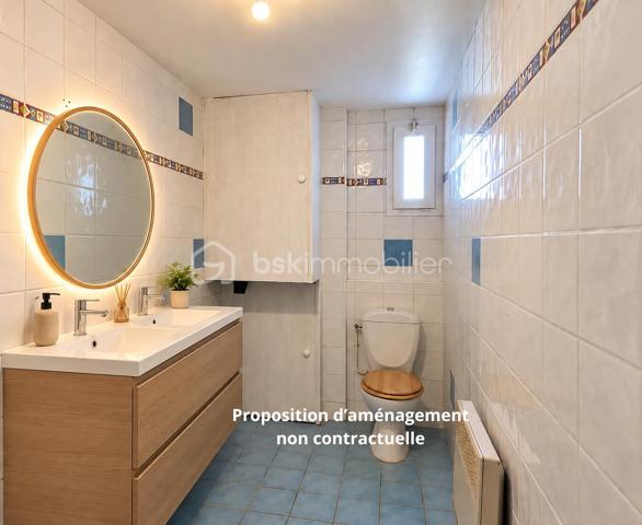 Un appartement lumineux, idéalement situé en plein centre d’Hasparren, avec la liberté de créer un intérieur qui vous ressemble.
Imaginez pouvoir choisir votre cuisine, votre salle d’eau, vos couleurs et vos finitions, sans avoir à commencer par enlever ce qui existe déjà. C’est un peu l’esprit de cet appartement.
Situé en plein cœur d’Hasparren, ce T2 de 48,53 m² permet de profiter facilement des commerces et services du centre-ville, au quotidien.

Au 2ᵉ étage d’une résidence sans ascenseur, il offre une belle pièce de vie lumineuse de 26,64 m², une chambre de 11,64 m² avec placard, ainsi qu’une salle d’eau de 6,97 m².
L’appartement a été récemment repeint et les sols sont en bon état. Les murs blancs offrent une base propre et neutre, facile à personnaliser.
La cuisine reste à installer et la salle d’eau est à aménager. Le WC est déjà en place, mais le bac à douche, le meuble vasque et les équipements sanitaires sont à prévoir.

Le prix de 135 000 € HAI tient compte de ces aménagements. Vous pourrez ainsi avancer à votre rythme et surtout choisir vous-même les équipements et les finitions, en fonction de vos goûts et de votre budget.

Côté confort, l’appartement dispose du double vitrage, d’un chauffage électrique et bénéficie d’un DPE C. Parquet dans la chambre, carrelage dans la pièce de vie et la salle d’eau.

Un droit de jouissance sur un espace de stationnement est également associé au bien. Il ne s’agit toutefois pas d’une place privative ou réservée.

Que vous soyez primo-accédant, jeune couple ou investisseur, cet appartement offre une combinaison intéressante : un emplacement central, une belle surface et la possibilité de façonner votre intérieur selon vos envies.

À noter : 2ᵉ étage sans ascenseur, pas de balcon ni de cave.