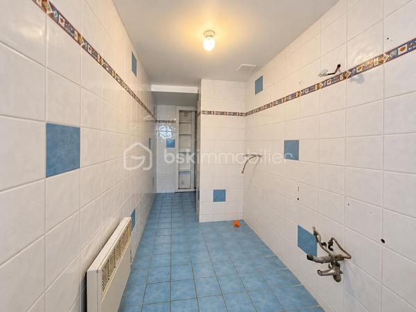 Un appartement lumineux, idéalement situé en plein centre d’Hasparren, avec la liberté de créer un intérieur qui vous ressemble.
Imaginez pouvoir choisir votre cuisine, votre salle d’eau, vos couleurs et vos finitions, sans avoir à commencer par enlever ce qui existe déjà. C’est un peu l’esprit de cet appartement.
Situé en plein cœur d’Hasparren, ce T2 de 48,53 m² permet de profiter facilement des commerces et services du centre-ville, au quotidien.

Au 2ᵉ étage d’une résidence sans ascenseur, il offre une belle pièce de vie lumineuse de 26,64 m², une chambre de 11,64 m² avec placard, ainsi qu’une salle d’eau de 6,97 m².
L’appartement a été récemment repeint et les sols sont en bon état. Les murs blancs offrent une base propre et neutre, facile à personnaliser.
La cuisine reste à installer et la salle d’eau est à aménager. Le WC est déjà en place, mais le bac à douche, le meuble vasque et les équipements sanitaires sont à prévoir.

Le prix de 135 000 € HAI tient compte de ces aménagements. Vous pourrez ainsi avancer à votre rythme et surtout choisir vous-même les équipements et les finitions, en fonction de vos goûts et de votre budget.

Côté confort, l’appartement dispose du double vitrage, d’un chauffage électrique et bénéficie d’un DPE C. Parquet dans la chambre, carrelage dans la pièce de vie et la salle d’eau.

Un droit de jouissance sur un espace de stationnement est également associé au bien. Il ne s’agit toutefois pas d’une place privative ou réservée.

Que vous soyez primo-accédant, jeune couple ou investisseur, cet appartement offre une combinaison intéressante : un emplacement central, une belle surface et la possibilité de façonner votre intérieur selon vos envies.

À noter : 2ᵉ étage sans ascenseur, pas de balcon ni de cave.