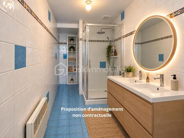 Un appartement lumineux, idéalement situé en plein centre d’Hasparren, avec la liberté de créer un intérieur qui vous ressemble.
Imaginez pouvoir choisir votre cuisine, votre salle d’eau, vos couleurs et vos finitions, sans avoir à commencer par enlever ce qui existe déjà. C’est un peu l’esprit de cet appartement.
Situé en plein cœur d’Hasparren, ce T2 de 48,53 m² permet de profiter facilement des commerces et services du centre-ville, au quotidien.

Au 2ᵉ étage d’une résidence sans ascenseur, il offre une belle pièce de vie lumineuse de 26,64 m², une chambre de 11,64 m² avec placard, ainsi qu’une salle d’eau de 6,97 m².
L’appartement a été récemment repeint et les sols sont en bon état. Les murs blancs offrent une base propre et neutre, facile à personnaliser.
La cuisine reste à installer et la salle d’eau est à aménager. Le WC est déjà en place, mais le bac à douche, le meuble vasque et les équipements sanitaires sont à prévoir.

Le prix de 135 000 € HAI tient compte de ces aménagements. Vous pourrez ainsi avancer à votre rythme et surtout choisir vous-même les équipements et les finitions, en fonction de vos goûts et de votre budget.

Côté confort, l’appartement dispose du double vitrage, d’un chauffage électrique et bénéficie d’un DPE C. Parquet dans la chambre, carrelage dans la pièce de vie et la salle d’eau.

Un droit de jouissance sur un espace de stationnement est également associé au bien. Il ne s’agit toutefois pas d’une place privative ou réservée.

Que vous soyez primo-accédant, jeune couple ou investisseur, cet appartement offre une combinaison intéressante : un emplacement central, une belle surface et la possibilité de façonner votre intérieur selon vos envies.

À noter : 2ᵉ étage sans ascenseur, pas de balcon ni de cave.