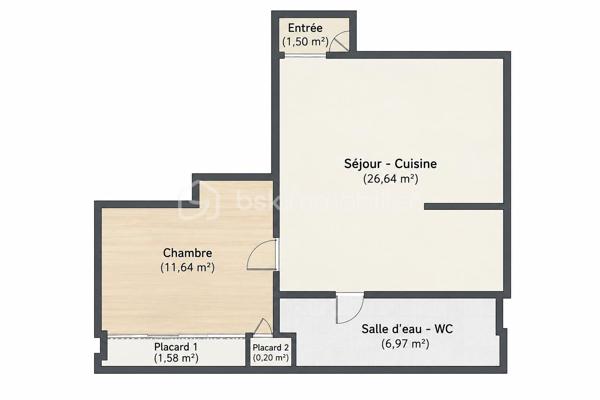 Un appartement lumineux, idéalement situé en plein centre d’Hasparren, avec la liberté de créer un intérieur qui vous ressemble.
Imaginez pouvoir choisir votre cuisine, votre salle d’eau, vos couleurs et vos finitions, sans avoir à commencer par enlever ce qui existe déjà. C’est un peu l’esprit de cet appartement.
Situé en plein cœur d’Hasparren, ce T2 de 48,53 m² permet de profiter facilement des commerces et services du centre-ville, au quotidien.

Au 2ᵉ étage d’une résidence sans ascenseur, il offre une belle pièce de vie lumineuse de 26,64 m², une chambre de 11,64 m² avec placard, ainsi qu’une salle d’eau de 6,97 m².
L’appartement a été récemment repeint et les sols sont en bon état. Les murs blancs offrent une base propre et neutre, facile à personnaliser.
La cuisine reste à installer et la salle d’eau est à aménager. Le WC est déjà en place, mais le bac à douche, le meuble vasque et les équipements sanitaires sont à prévoir.

Le prix de 135 000 € HAI tient compte de ces aménagements. Vous pourrez ainsi avancer à votre rythme et surtout choisir vous-même les équipements et les finitions, en fonction de vos goûts et de votre budget.

Côté confort, l’appartement dispose du double vitrage, d’un chauffage électrique et bénéficie d’un DPE C. Parquet dans la chambre, carrelage dans la pièce de vie et la salle d’eau.

Un droit de jouissance sur un espace de stationnement est également associé au bien. Il ne s’agit toutefois pas d’une place privative ou réservée.

Que vous soyez primo-accédant, jeune couple ou investisseur, cet appartement offre une combinaison intéressante : un emplacement central, une belle surface et la possibilité de façonner votre intérieur selon vos envies.

À noter : 2ᵉ étage sans ascenseur, pas de balcon ni de cave.