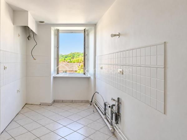 Un appartement lumineux, idéalement situé en plein centre d’Hasparren, avec la liberté de créer un intérieur qui vous ressemble.
Imaginez pouvoir choisir votre cuisine, votre salle d’eau, vos couleurs et vos finitions, sans avoir à commencer par enlever ce qui existe déjà. C’est un peu l’esprit de cet appartement.
Situé en plein cœur d’Hasparren, ce T2 de 48,53 m² permet de profiter facilement des commerces et services du centre-ville, au quotidien.

Au 2ᵉ étage d’une résidence sans ascenseur, il offre une belle pièce de vie lumineuse de 26,64 m², une chambre de 11,64 m² avec placard, ainsi qu’une salle d’eau de 6,97 m².
L’appartement a été récemment repeint et les sols sont en bon état. Les murs blancs offrent une base propre et neutre, facile à personnaliser.
La cuisine reste à installer et la salle d’eau est à aménager. Le WC est déjà en place, mais le bac à douche, le meuble vasque et les équipements sanitaires sont à prévoir.

Le prix de 135 000 € HAI tient compte de ces aménagements. Vous pourrez ainsi avancer à votre rythme et surtout choisir vous-même les équipements et les finitions, en fonction de vos goûts et de votre budget.

Côté confort, l’appartement dispose du double vitrage, d’un chauffage électrique et bénéficie d’un DPE C. Parquet dans la chambre, carrelage dans la pièce de vie et la salle d’eau.

Un droit de jouissance sur un espace de stationnement est également associé au bien. Il ne s’agit toutefois pas d’une place privative ou réservée.

Que vous soyez primo-accédant, jeune couple ou investisseur, cet appartement offre une combinaison intéressante : un emplacement central, une belle surface et la possibilité de façonner votre intérieur selon vos envies.

À noter : 2ᵉ étage sans ascenseur, pas de balcon ni de cave.