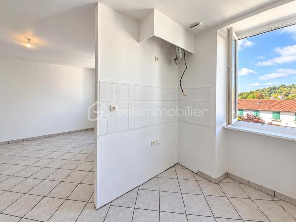Un appartement lumineux, idéalement situé en plein centre d’Hasparren, avec la liberté de créer un intérieur qui vous ressemble.
Imaginez pouvoir choisir votre cuisine, votre salle d’eau, vos couleurs et vos finitions, sans avoir à commencer par enlever ce qui existe déjà. C’est un peu l’esprit de cet appartement.
Situé en plein cœur d’Hasparren, ce T2 de 48,53 m² permet de profiter facilement des commerces et services du centre-ville, au quotidien.

Au 2ᵉ étage d’une résidence sans ascenseur, il offre une belle pièce de vie lumineuse de 26,64 m², une chambre de 11,64 m² avec placard, ainsi qu’une salle d’eau de 6,97 m².
L’appartement a été récemment repeint et les sols sont en bon état. Les murs blancs offrent une base propre et neutre, facile à personnaliser.
La cuisine reste à installer et la salle d’eau est à aménager. Le WC est déjà en place, mais le bac à douche, le meuble vasque et les équipements sanitaires sont à prévoir.

Le prix de 135 000 € HAI tient compte de ces aménagements. Vous pourrez ainsi avancer à votre rythme et surtout choisir vous-même les équipements et les finitions, en fonction de vos goûts et de votre budget.

Côté confort, l’appartement dispose du double vitrage, d’un chauffage électrique et bénéficie d’un DPE C. Parquet dans la chambre, carrelage dans la pièce de vie et la salle d’eau.

Un droit de jouissance sur un espace de stationnement est également associé au bien. Il ne s’agit toutefois pas d’une place privative ou réservée.

Que vous soyez primo-accédant, jeune couple ou investisseur, cet appartement offre une combinaison intéressante : un emplacement central, une belle surface et la possibilité de façonner votre intérieur selon vos envies.

À noter : 2ᵉ étage sans ascenseur, pas de balcon ni de cave.