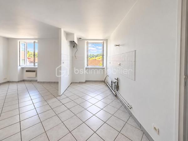 Un appartement lumineux, idéalement situé en plein centre d’Hasparren, avec la liberté de créer un intérieur qui vous ressemble.
Imaginez pouvoir choisir votre cuisine, votre salle d’eau, vos couleurs et vos finitions, sans avoir à commencer par enlever ce qui existe déjà. C’est un peu l’esprit de cet appartement.
Situé en plein cœur d’Hasparren, ce T2 de 48,53 m² permet de profiter facilement des commerces et services du centre-ville, au quotidien.

Au 2ᵉ étage d’une résidence sans ascenseur, il offre une belle pièce de vie lumineuse de 26,64 m², une chambre de 11,64 m² avec placard, ainsi qu’une salle d’eau de 6,97 m².
L’appartement a été récemment repeint et les sols sont en bon état. Les murs blancs offrent une base propre et neutre, facile à personnaliser.
La cuisine reste à installer et la salle d’eau est à aménager. Le WC est déjà en place, mais le bac à douche, le meuble vasque et les équipements sanitaires sont à prévoir.

Le prix de 135 000 € HAI tient compte de ces aménagements. Vous pourrez ainsi avancer à votre rythme et surtout choisir vous-même les équipements et les finitions, en fonction de vos goûts et de votre budget.

Côté confort, l’appartement dispose du double vitrage, d’un chauffage électrique et bénéficie d’un DPE C. Parquet dans la chambre, carrelage dans la pièce de vie et la salle d’eau.

Un droit de jouissance sur un espace de stationnement est également associé au bien. Il ne s’agit toutefois pas d’une place privative ou réservée.

Que vous soyez primo-accédant, jeune couple ou investisseur, cet appartement offre une combinaison intéressante : un emplacement central, une belle surface et la possibilité de façonner votre intérieur selon vos envies.

À noter : 2ᵉ étage sans ascenseur, pas de balcon ni de cave.