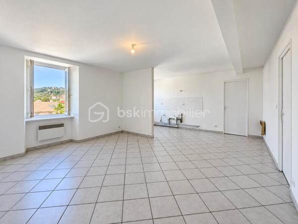 Un appartement lumineux, idéalement situé en plein centre d’Hasparren, avec la liberté de créer un intérieur qui vous ressemble.
Imaginez pouvoir choisir votre cuisine, votre salle d’eau, vos couleurs et vos finitions, sans avoir à commencer par enlever ce qui existe déjà. C’est un peu l’esprit de cet appartement.
Situé en plein cœur d’Hasparren, ce T2 de 48,53 m² permet de profiter facilement des commerces et services du centre-ville, au quotidien.

Au 2ᵉ étage d’une résidence sans ascenseur, il offre une belle pièce de vie lumineuse de 26,64 m², une chambre de 11,64 m² avec placard, ainsi qu’une salle d’eau de 6,97 m².
L’appartement a été récemment repeint et les sols sont en bon état. Les murs blancs offrent une base propre et neutre, facile à personnaliser.
La cuisine reste à installer et la salle d’eau est à aménager. Le WC est déjà en place, mais le bac à douche, le meuble vasque et les équipements sanitaires sont à prévoir.

Le prix de 135 000 € HAI tient compte de ces aménagements. Vous pourrez ainsi avancer à votre rythme et surtout choisir vous-même les équipements et les finitions, en fonction de vos goûts et de votre budget.

Côté confort, l’appartement dispose du double vitrage, d’un chauffage électrique et bénéficie d’un DPE C. Parquet dans la chambre, carrelage dans la pièce de vie et la salle d’eau.

Un droit de jouissance sur un espace de stationnement est également associé au bien. Il ne s’agit toutefois pas d’une place privative ou réservée.

Que vous soyez primo-accédant, jeune couple ou investisseur, cet appartement offre une combinaison intéressante : un emplacement central, une belle surface et la possibilité de façonner votre intérieur selon vos envies.

À noter : 2ᵉ étage sans ascenseur, pas de balcon ni de cave.