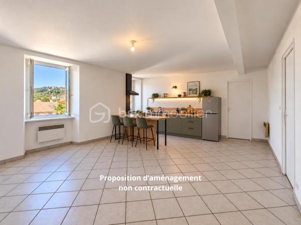 Un appartement lumineux, idéalement situé en plein centre d’Hasparren, avec la liberté de créer un intérieur qui vous ressemble.
Imaginez pouvoir choisir votre cuisine, votre salle d’eau, vos couleurs et vos finitions, sans avoir à commencer par enlever ce qui existe déjà. C’est un peu l’esprit de cet appartement.
Situé en plein cœur d’Hasparren, ce T2 de 48,53 m² permet de profiter facilement des commerces et services du centre-ville, au quotidien.

Au 2ᵉ étage d’une résidence sans ascenseur, il offre une belle pièce de vie lumineuse de 26,64 m², une chambre de 11,64 m² avec placard, ainsi qu’une salle d’eau de 6,97 m².
L’appartement a été récemment repeint et les sols sont en bon état. Les murs blancs offrent une base propre et neutre, facile à personnaliser.
La cuisine reste à installer et la salle d’eau est à aménager. Le WC est déjà en place, mais le bac à douche, le meuble vasque et les équipements sanitaires sont à prévoir.

Le prix de 135 000 € HAI tient compte de ces aménagements. Vous pourrez ainsi avancer à votre rythme et surtout choisir vous-même les équipements et les finitions, en fonction de vos goûts et de votre budget.

Côté confort, l’appartement dispose du double vitrage, d’un chauffage électrique et bénéficie d’un DPE C. Parquet dans la chambre, carrelage dans la pièce de vie et la salle d’eau.

Un droit de jouissance sur un espace de stationnement est également associé au bien. Il ne s’agit toutefois pas d’une place privative ou réservée.

Que vous soyez primo-accédant, jeune couple ou investisseur, cet appartement offre une combinaison intéressante : un emplacement central, une belle surface et la possibilité de façonner votre intérieur selon vos envies.

À noter : 2ᵉ étage sans ascenseur, pas de balcon ni de cave.