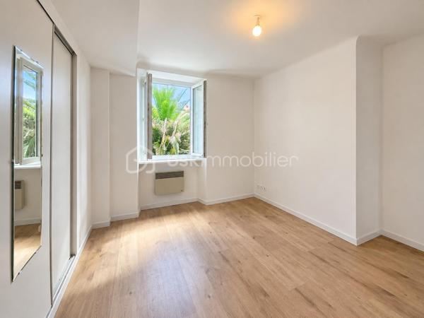 Un appartement lumineux, idéalement situé en plein centre d’Hasparren, avec la liberté de créer un intérieur qui vous ressemble.
Imaginez pouvoir choisir votre cuisine, votre salle d’eau, vos couleurs et vos finitions, sans avoir à commencer par enlever ce qui existe déjà. C’est un peu l’esprit de cet appartement.
Situé en plein cœur d’Hasparren, ce T2 de 48,53 m² permet de profiter facilement des commerces et services du centre-ville, au quotidien.

Au 2ᵉ étage d’une résidence sans ascenseur, il offre une belle pièce de vie lumineuse de 26,64 m², une chambre de 11,64 m² avec placard, ainsi qu’une salle d’eau de 6,97 m².
L’appartement a été récemment repeint et les sols sont en bon état. Les murs blancs offrent une base propre et neutre, facile à personnaliser.
La cuisine reste à installer et la salle d’eau est à aménager. Le WC est déjà en place, mais le bac à douche, le meuble vasque et les équipements sanitaires sont à prévoir.

Le prix de 135 000 € HAI tient compte de ces aménagements. Vous pourrez ainsi avancer à votre rythme et surtout choisir vous-même les équipements et les finitions, en fonction de vos goûts et de votre budget.

Côté confort, l’appartement dispose du double vitrage, d’un chauffage électrique et bénéficie d’un DPE C. Parquet dans la chambre, carrelage dans la pièce de vie et la salle d’eau.

Un droit de jouissance sur un espace de stationnement est également associé au bien. Il ne s’agit toutefois pas d’une place privative ou réservée.

Que vous soyez primo-accédant, jeune couple ou investisseur, cet appartement offre une combinaison intéressante : un emplacement central, une belle surface et la possibilité de façonner votre intérieur selon vos envies.

À noter : 2ᵉ étage sans ascenseur, pas de balcon ni de cave.