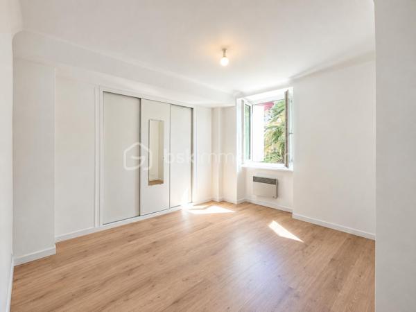 Un appartement lumineux, idéalement situé en plein centre d’Hasparren, avec la liberté de créer un intérieur qui vous ressemble.
Imaginez pouvoir choisir votre cuisine, votre salle d’eau, vos couleurs et vos finitions, sans avoir à commencer par enlever ce qui existe déjà. C’est un peu l’esprit de cet appartement.
Situé en plein cœur d’Hasparren, ce T2 de 48,53 m² permet de profiter facilement des commerces et services du centre-ville, au quotidien.

Au 2ᵉ étage d’une résidence sans ascenseur, il offre une belle pièce de vie lumineuse de 26,64 m², une chambre de 11,64 m² avec placard, ainsi qu’une salle d’eau de 6,97 m².
L’appartement a été récemment repeint et les sols sont en bon état. Les murs blancs offrent une base propre et neutre, facile à personnaliser.
La cuisine reste à installer et la salle d’eau est à aménager. Le WC est déjà en place, mais le bac à douche, le meuble vasque et les équipements sanitaires sont à prévoir.

Le prix de 135 000 € HAI tient compte de ces aménagements. Vous pourrez ainsi avancer à votre rythme et surtout choisir vous-même les équipements et les finitions, en fonction de vos goûts et de votre budget.

Côté confort, l’appartement dispose du double vitrage, d’un chauffage électrique et bénéficie d’un DPE C. Parquet dans la chambre, carrelage dans la pièce de vie et la salle d’eau.

Un droit de jouissance sur un espace de stationnement est également associé au bien. Il ne s’agit toutefois pas d’une place privative ou réservée.

Que vous soyez primo-accédant, jeune couple ou investisseur, cet appartement offre une combinaison intéressante : un emplacement central, une belle surface et la possibilité de façonner votre intérieur selon vos envies.

À noter : 2ᵉ étage sans ascenseur, pas de balcon ni de cave.