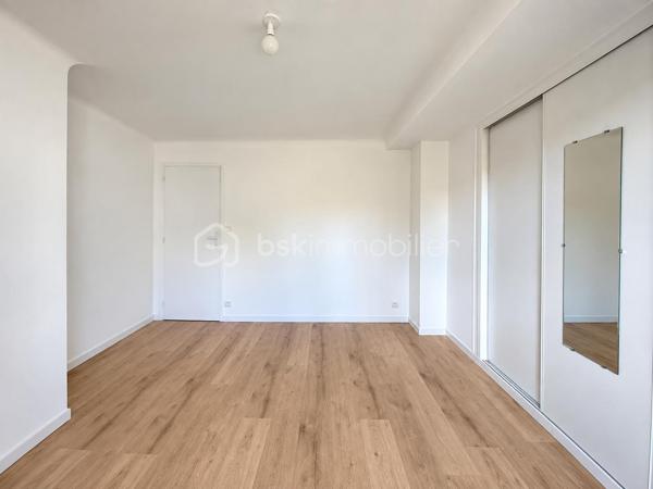 Un appartement lumineux, idéalement situé en plein centre d’Hasparren, avec la liberté de créer un intérieur qui vous ressemble.
Imaginez pouvoir choisir votre cuisine, votre salle d’eau, vos couleurs et vos finitions, sans avoir à commencer par enlever ce qui existe déjà. C’est un peu l’esprit de cet appartement.
Situé en plein cœur d’Hasparren, ce T2 de 48,53 m² permet de profiter facilement des commerces et services du centre-ville, au quotidien.

Au 2ᵉ étage d’une résidence sans ascenseur, il offre une belle pièce de vie lumineuse de 26,64 m², une chambre de 11,64 m² avec placard, ainsi qu’une salle d’eau de 6,97 m².
L’appartement a été récemment repeint et les sols sont en bon état. Les murs blancs offrent une base propre et neutre, facile à personnaliser.
La cuisine reste à installer et la salle d’eau est à aménager. Le WC est déjà en place, mais le bac à douche, le meuble vasque et les équipements sanitaires sont à prévoir.

Le prix de 135 000 € HAI tient compte de ces aménagements. Vous pourrez ainsi avancer à votre rythme et surtout choisir vous-même les équipements et les finitions, en fonction de vos goûts et de votre budget.

Côté confort, l’appartement dispose du double vitrage, d’un chauffage électrique et bénéficie d’un DPE C. Parquet dans la chambre, carrelage dans la pièce de vie et la salle d’eau.

Un droit de jouissance sur un espace de stationnement est également associé au bien. Il ne s’agit toutefois pas d’une place privative ou réservée.

Que vous soyez primo-accédant, jeune couple ou investisseur, cet appartement offre une combinaison intéressante : un emplacement central, une belle surface et la possibilité de façonner votre intérieur selon vos envies.

À noter : 2ᵉ étage sans ascenseur, pas de balcon ni de cave.