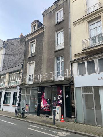 49100 ANGERS LOCAL COMMERCIAL AVEC VITRINE - HYPER CENTRE VILLE + RESERVES