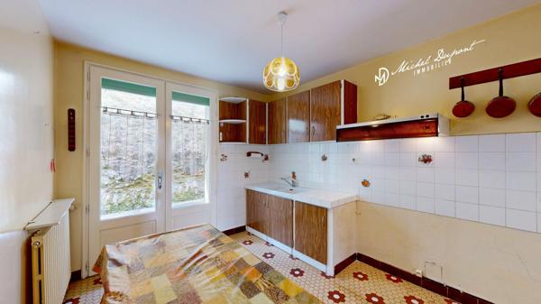 Maison de 90 m² sur sous sol avec 4486 m² de terrain au Bugue