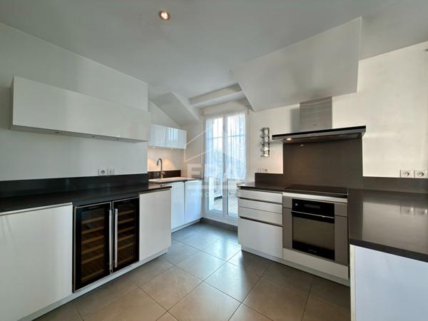 Dernier Étage - Duplex Lumineux avec Terrasse et Balcons