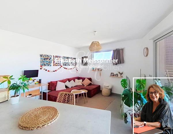 Offrez-vous une parenthèse enchantée dans cet appartement niché à Lattes, où la quiétude et le confort urbain ne font qu'un. Situé au deuxième étage d'une résidence de 2013, cet appartement coup de cœur vous accueille avec ses 48.25 m² de luminosité et son ambiance chaleureuse.
Ce bien de type T2 est particulièrement bien agencé : il dispose d'une chambre spacieuse, d'un dressing ,d'un salon ouvert sur une belle terrasse pour profiter d'une vue dégagée. La cuisine moderne et les équipements de haute qualité, tels que le double vitrage, garantissent un confort optimal.
Vous bénéficierez de deux places de parking en sous sol, un atout rare en zone citadine. Les espaces communs incluent un ascenseur à code d'accès et interphone, assurant sécurité et sérénité pour ses habitants.
Localisé à proximité des services, commerces et transports en commun, cet appartement est idéalement situé pour une vie quotidienne facilitée. N'attendez pour visiter ce bijou et laissez-vous séduire par ce cadre inspirant et raffiné.