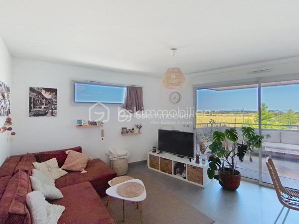 Offrez-vous une parenthèse enchantée dans cet appartement niché à Lattes, où la quiétude et le confort urbain ne font qu'un. Situé au deuxième étage d'une résidence de 2013, cet appartement coup de cœur vous accueille avec ses 48.25 m² de luminosité et son ambiance chaleureuse.
Ce bien de type T2 est particulièrement bien agencé : il dispose d'une chambre spacieuse, d'un dressing ,d'un salon ouvert sur une belle terrasse pour profiter d'une vue dégagée. La cuisine moderne et les équipements de haute qualité, tels que le double vitrage, garantissent un confort optimal.
Vous bénéficierez de deux places de parking en sous sol, un atout rare en zone citadine. Les espaces communs incluent un ascenseur à code d'accès et interphone, assurant sécurité et sérénité pour ses habitants.
Localisé à proximité des services, commerces et transports en commun, cet appartement est idéalement situé pour une vie quotidienne facilitée. N'attendez pour visiter ce bijou et laissez-vous séduire par ce cadre inspirant et raffiné.