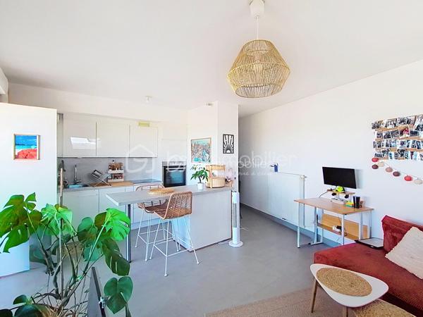 Offrez-vous une parenthèse enchantée dans cet appartement niché à Lattes, où la quiétude et le confort urbain ne font qu'un. Situé au deuxième étage d'une résidence de 2013, cet appartement coup de cœur vous accueille avec ses 48.25 m² de luminosité et son ambiance chaleureuse.
Ce bien de type T2 est particulièrement bien agencé : il dispose d'une chambre spacieuse, d'un dressing ,d'un salon ouvert sur une belle terrasse pour profiter d'une vue dégagée. La cuisine moderne et les équipements de haute qualité, tels que le double vitrage, garantissent un confort optimal.
Vous bénéficierez de deux places de parking en sous sol, un atout rare en zone citadine. Les espaces communs incluent un ascenseur à code d'accès et interphone, assurant sécurité et sérénité pour ses habitants.
Localisé à proximité des services, commerces et transports en commun, cet appartement est idéalement situé pour une vie quotidienne facilitée. N'attendez pour visiter ce bijou et laissez-vous séduire par ce cadre inspirant et raffiné.