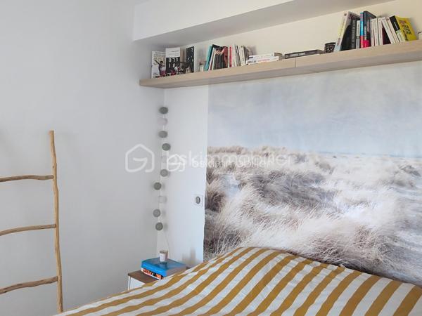 Offrez-vous une parenthèse enchantée dans cet appartement niché à Lattes, où la quiétude et le confort urbain ne font qu'un. Situé au deuxième étage d'une résidence de 2013, cet appartement coup de cœur vous accueille avec ses 48.25 m² de luminosité et son ambiance chaleureuse.
Ce bien de type T2 est particulièrement bien agencé : il dispose d'une chambre spacieuse, d'un dressing ,d'un salon ouvert sur une belle terrasse pour profiter d'une vue dégagée. La cuisine moderne et les équipements de haute qualité, tels que le double vitrage, garantissent un confort optimal.
Vous bénéficierez de deux places de parking en sous sol, un atout rare en zone citadine. Les espaces communs incluent un ascenseur à code d'accès et interphone, assurant sécurité et sérénité pour ses habitants.
Localisé à proximité des services, commerces et transports en commun, cet appartement est idéalement situé pour une vie quotidienne facilitée. N'attendez pour visiter ce bijou et laissez-vous séduire par ce cadre inspirant et raffiné.