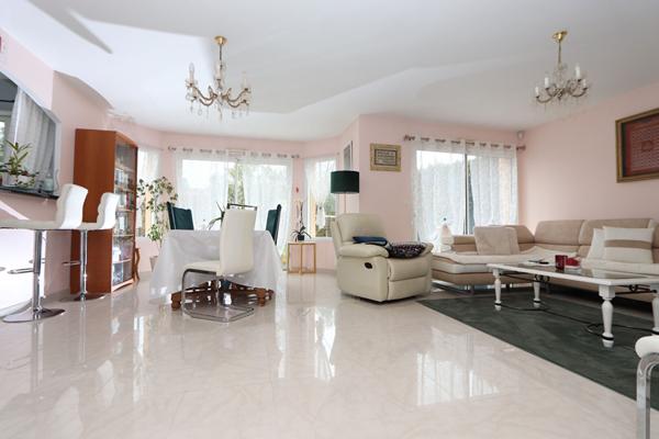 Maison familiale d'environ 170 m², 5 chambres, vie de plain-pied, garage, agréable jardin