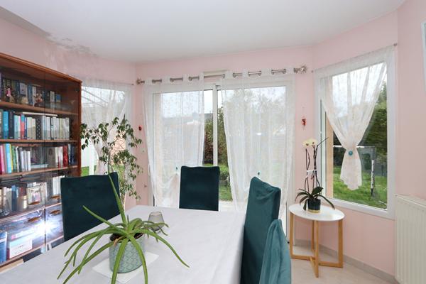 Maison familiale d'environ 170 m², 5 chambres, vie de plain-pied, garage, agréable jardin