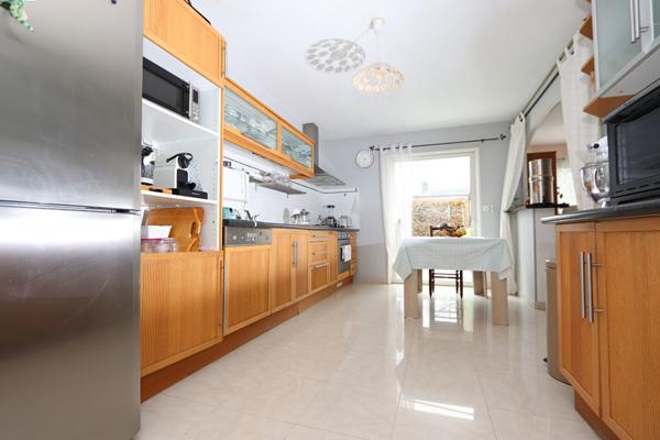 Maison familiale d'environ 170 m², 5 chambres, vie de plain-pied, garage, agréable jardin