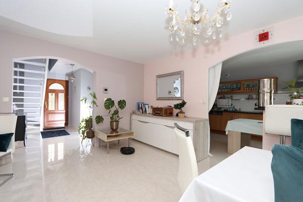 Maison familiale d'environ 170 m², 5 chambres, vie de plain-pied, garage, agréable jardin