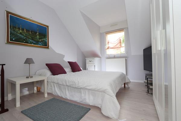 Maison familiale d'environ 170 m², 5 chambres, vie de plain-pied, garage, agréable jardin