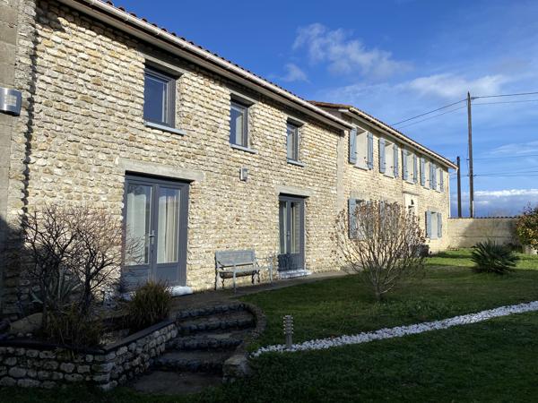 20km GARE TGV ANGOULEME Très belle maison de campagne rénovée avec terrain, piscine et dépendances