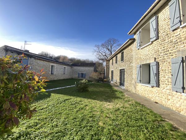 20km GARE TGV ANGOULEME Très belle maison de campagne rénovée avec terrain, piscine et dépendances