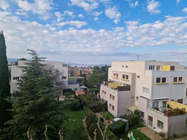 Vente                                                      Appartement
                        
                     4 pièces                      73 m2                     à Marignane
