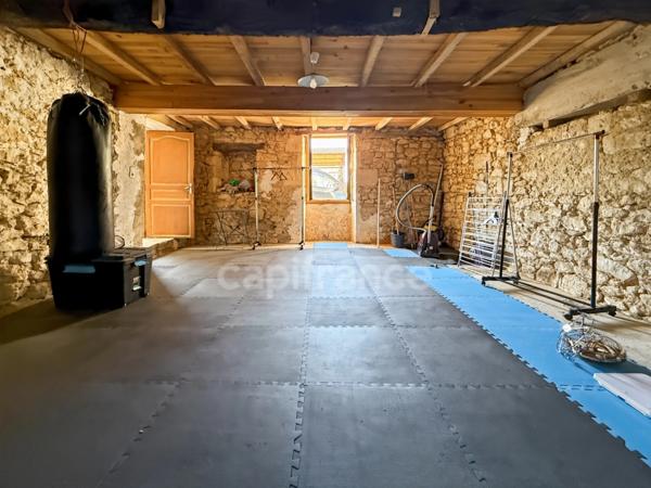 Maison à vendre 174 m2 habitables, 2 niveaux, 6 pièces proche de VIC FEZENSAC (32) sur 11 183 m2 de terrain