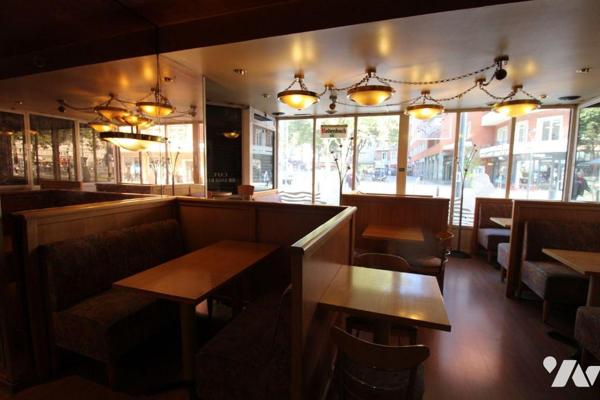 Emplacement idéal pour ce fonds de commerce Bar à vendre chez votre notaire au coeur de la vie ...