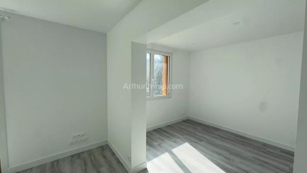 Location                                                      Appartement
                        
                     5 pièces                      87 m2                     à Saint-Fargeau-Ponthierry
