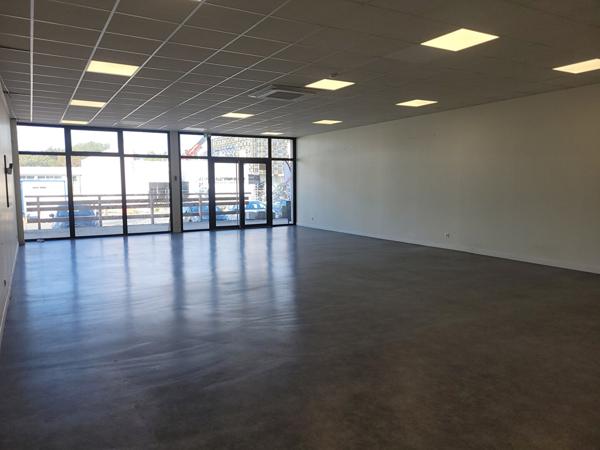 A LOUER - 149 m² - Local d'activité Show-Room Montaigu Vendée
