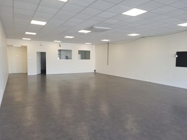 A LOUER - 149 m² - Local d'activité Show-Room Montaigu Vendée
