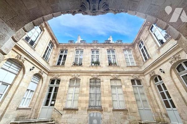 APPARTEMENT- T3- 76m²- BORDEAUX- HYPER CENTRE- IMMEUBLE EN PIERRE
Situé au troisième étage d'u...