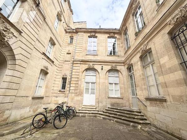 APPARTEMENT- T3- 76m²- BORDEAUX- HYPER CENTRE- IMMEUBLE EN PIERRE
Situé au troisième étage d'u...
