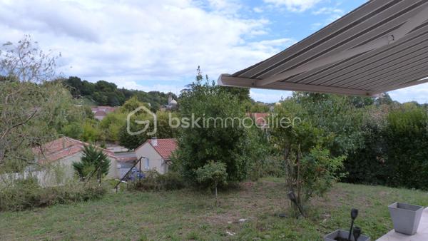 Construit en 2011 ce joli pavillon vous propose 2 chambres, cuisine ouverte sur salon de 36 m2 très lumineux, un cellier et un garage. A l’extérieur un joli jardin surplombant Ribérac vous permet de bénéficier d'une vue dégagée.
Les 2 portes vitrées du salon donnent accès chacune à une terrasse, dont une avec un store banne et l'autre couverte, ce qui vous permettra de bénéficier de l’extérieur quel que soit l'heure de la journée ou la météo. Une partie du terrain en terrasse vous permettra de faire votre potager. A l'intérieur ce pavillon allie confort et économies avec un poêle à pellet, une climatisation réversible, volet roulant. La salle d'eau est spacieuse avec une grande douche, les WC sont séparés. Un bien de qualité habitable de suite en ville dans un secteur calme, une réelle opportunité à ne pas laisser passer.