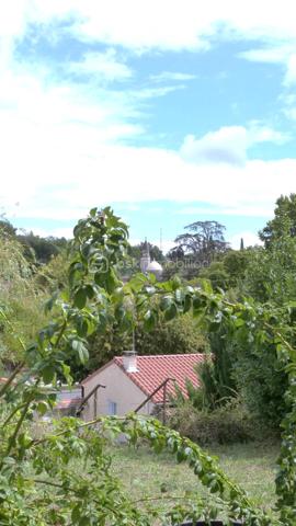 Construit en 2011 ce joli pavillon vous propose 2 chambres, cuisine ouverte sur salon de 36 m2 très lumineux, un cellier et un garage. A l’extérieur un joli jardin surplombant Ribérac vous permet de bénéficier d'une vue dégagée.
Les 2 portes vitrées du salon donnent accès chacune à une terrasse, dont une avec un store banne et l'autre couverte, ce qui vous permettra de bénéficier de l’extérieur quel que soit l'heure de la journée ou la météo. Une partie du terrain en terrasse vous permettra de faire votre potager. A l'intérieur ce pavillon allie confort et économies avec un poêle à pellet, une climatisation réversible, volet roulant. La salle d'eau est spacieuse avec une grande douche, les WC sont séparés. Un bien de qualité habitable de suite en ville dans un secteur calme, une réelle opportunité à ne pas laisser passer.