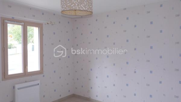 Construit en 2011 ce joli pavillon vous propose 2 chambres, cuisine ouverte sur salon de 36 m2 très lumineux, un cellier et un garage. A l’extérieur un joli jardin surplombant Ribérac vous permet de bénéficier d'une vue dégagée.
Les 2 portes vitrées du salon donnent accès chacune à une terrasse, dont une avec un store banne et l'autre couverte, ce qui vous permettra de bénéficier de l’extérieur quel que soit l'heure de la journée ou la météo. Une partie du terrain en terrasse vous permettra de faire votre potager. A l'intérieur ce pavillon allie confort et économies avec un poêle à pellet, une climatisation réversible, volet roulant. La salle d'eau est spacieuse avec une grande douche, les WC sont séparés. Un bien de qualité habitable de suite en ville dans un secteur calme, une réelle opportunité à ne pas laisser passer.